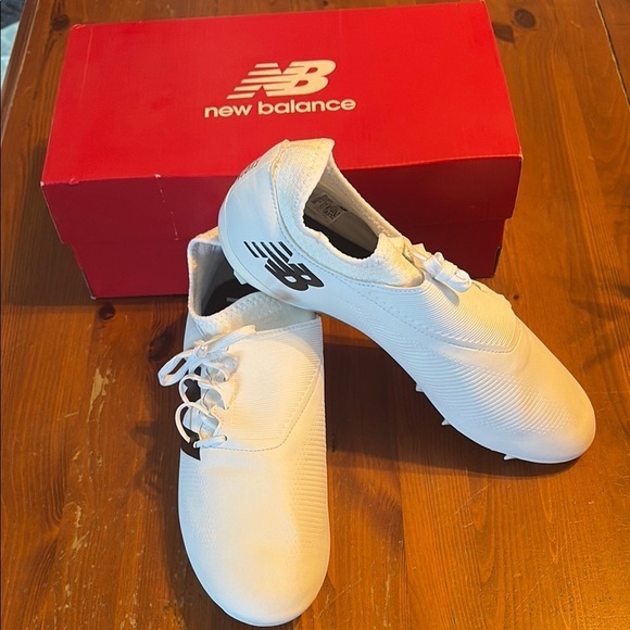 New Balance White Athletic Shoes with Textured Upper and Sleek Design